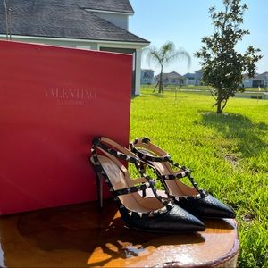 ROCKSTUD SNAKE SKIN LEATHER ANKLE STRAP PUMP 100 MM